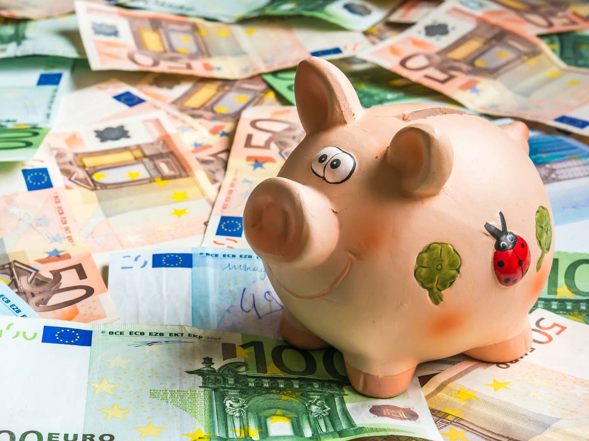 Sparschwein steht auf Euro-Geldnoten.