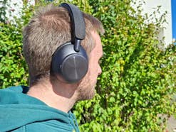 Nahaufnahme der EarFun Wave Pro X auf dem Kopf von Tester Cedric Litzki