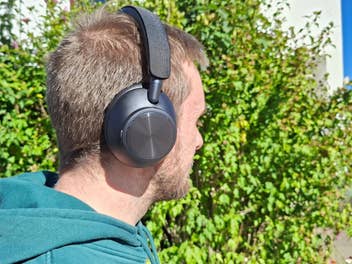 Nahaufnahme der EarFun Wave Pro X auf dem Kopf von Tester Cedric Litzki