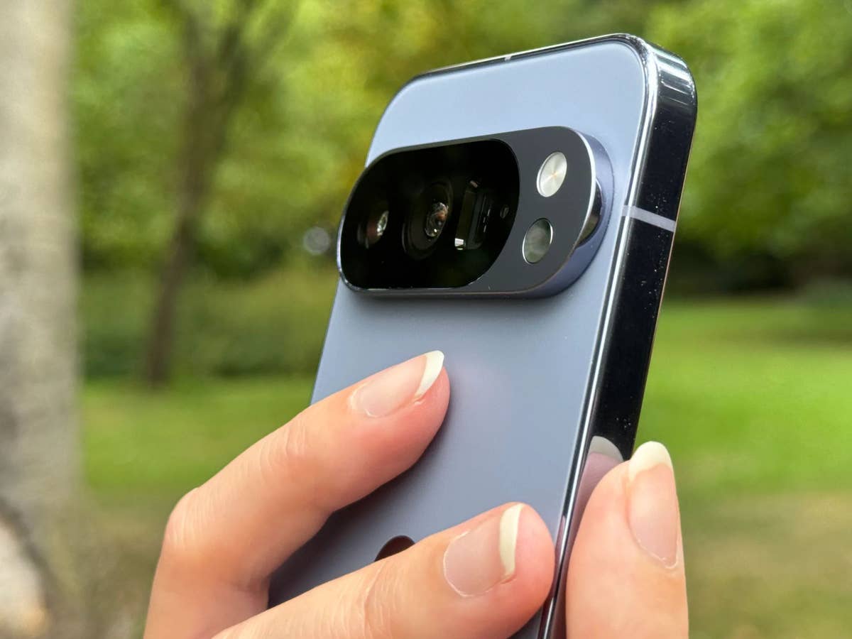 Pixel 10 Pro (256 GB) im Angebot bei MediaMarkt Nahaufnahme des Kamera-Systems vom Pixel 10 Pro
