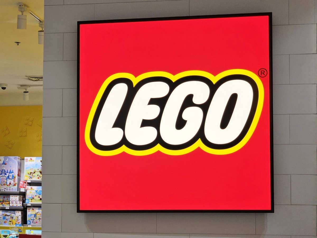 Lego-Blume im Angebot Nahaufnahme des Lego-Logos an einer Backsteinwand