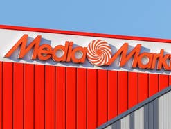 Nahaufnahme des MediaMarkt-Logos an einem Geschäft