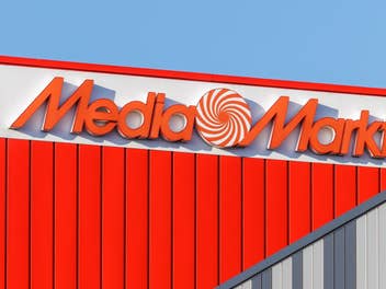 Nahaufnahme des MediaMarkt-Logos an einem Geschäft