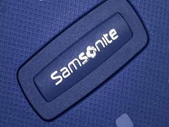 Nahaufnahme des Samsonite-Logos auf einem blauen Koffer der Marke