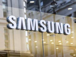 Nahaufnahme des Samsung-Logos an einem Geschäft