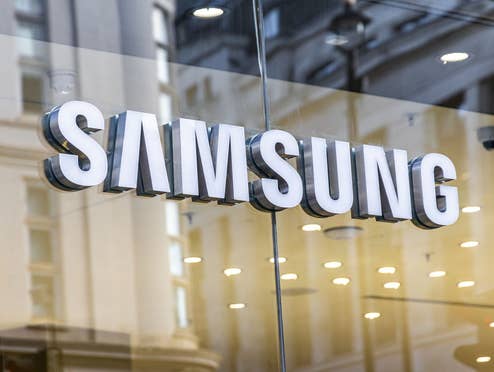 Nahaufnahme des Samsung-Logos an einem Geschäft
