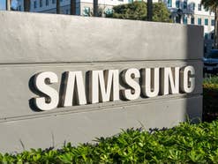Nahaufnahme des Samsung-Logos auf einem Schild vor Palmen