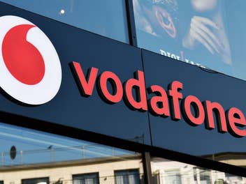 Nahaufnahme des Vodafone-Logos an einer Gebäudewand