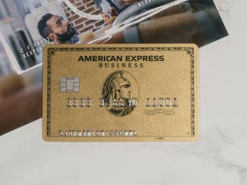 Nahaufnahme einer American Express Kreditkarte auf einem Tisch