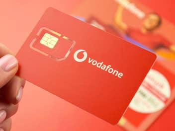 Nahaufnahme einer SIM-Karte mit Vodafone-Logo drauf