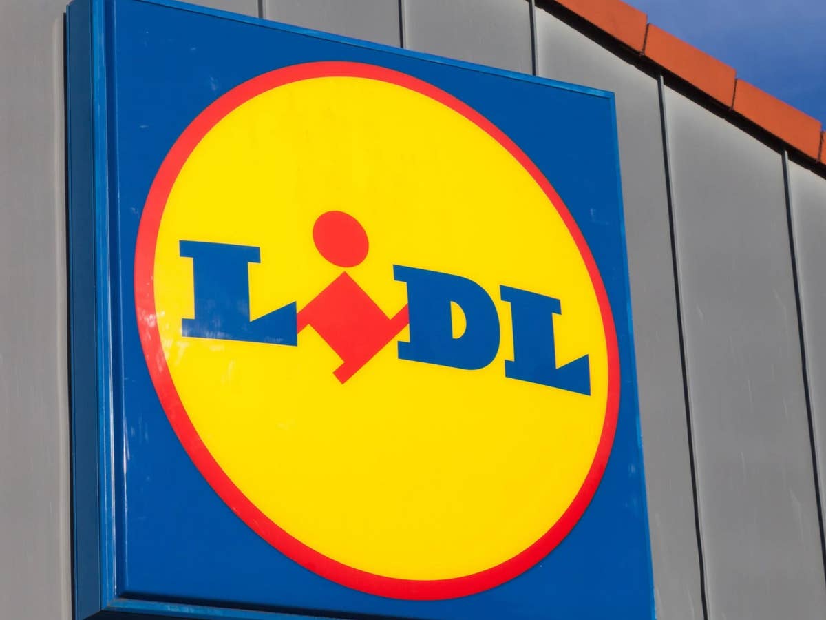 Lidl TV-Angebot für 169 Euro Nahaufnahme eines Lidl-Logos an einer Filiale