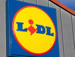 Nahaufnahme eines Lidl-Logos an einer Filiale