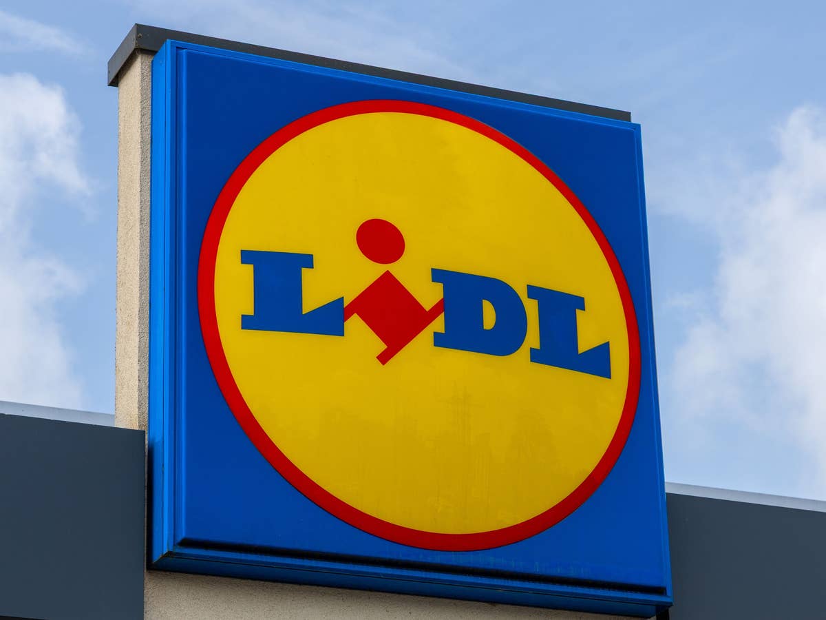 Lidl: Kompakte Küchenmaschine für 199 Euro Nahaufnahme eines Lidl-Schilds