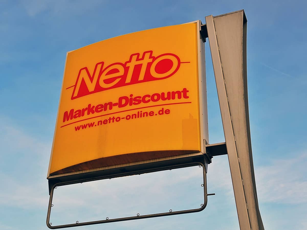 Netto verkauft Notfallrucksack Nahaufnahme eines Netto Marken-Discount Schilds