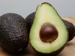 Nahaufnahme einiger Avocados auf einem Tisch