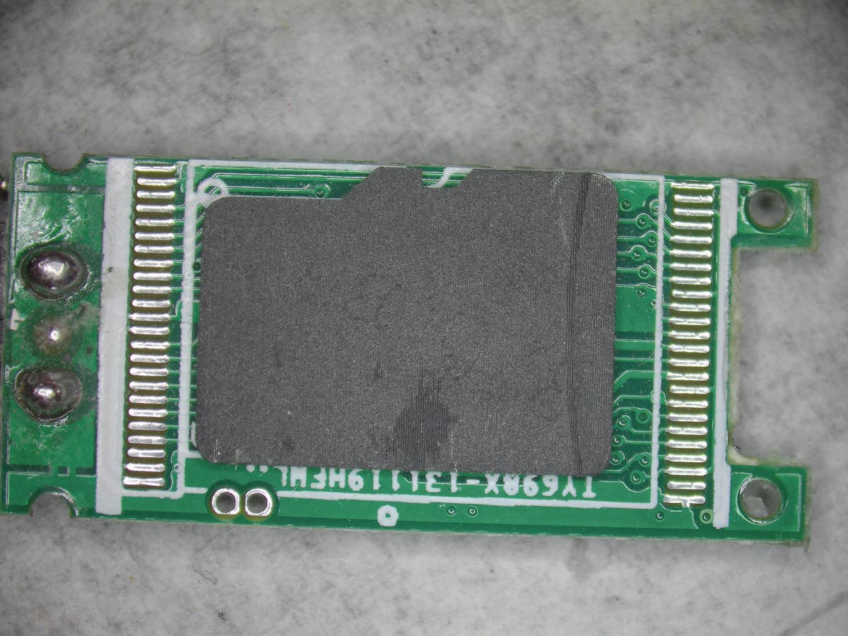 USB-Stick mit unkenntlich gemachter microSD-Karte