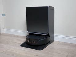 Narwal Flow 2 in der Station