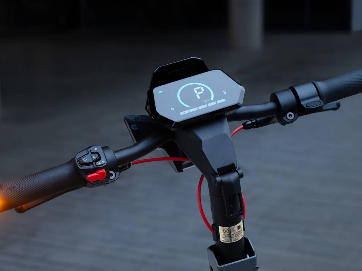 Display und Lenker (Blinker an) eines E-Scooters