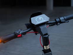 Display und Lenker (Blinker an) eines E-Scooters