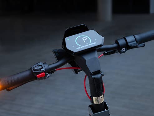 Display und Lenker (Blinker an) eines E-Scooters