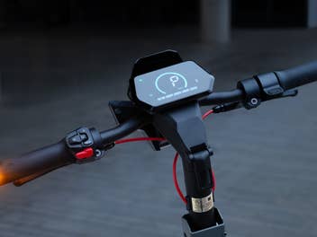 Display und Lenker (Blinker an) eines E-Scooters