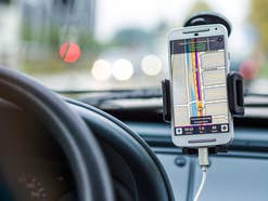 Navigation mit dem Handy im Auto.