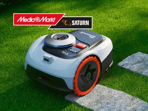 Navimow Mähroboter auf einer Wiese davor das MediaMarkt-Logo