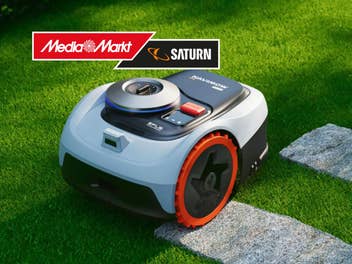 Navimow Mähroboter auf einer Wiese davor das MediaMarkt-Logo