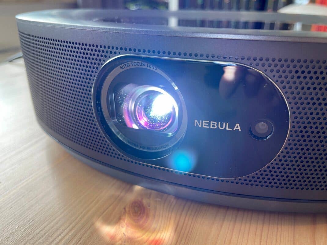 Die Linse des Nebula Cosmos Max mit der Kamera zum scharf stellen