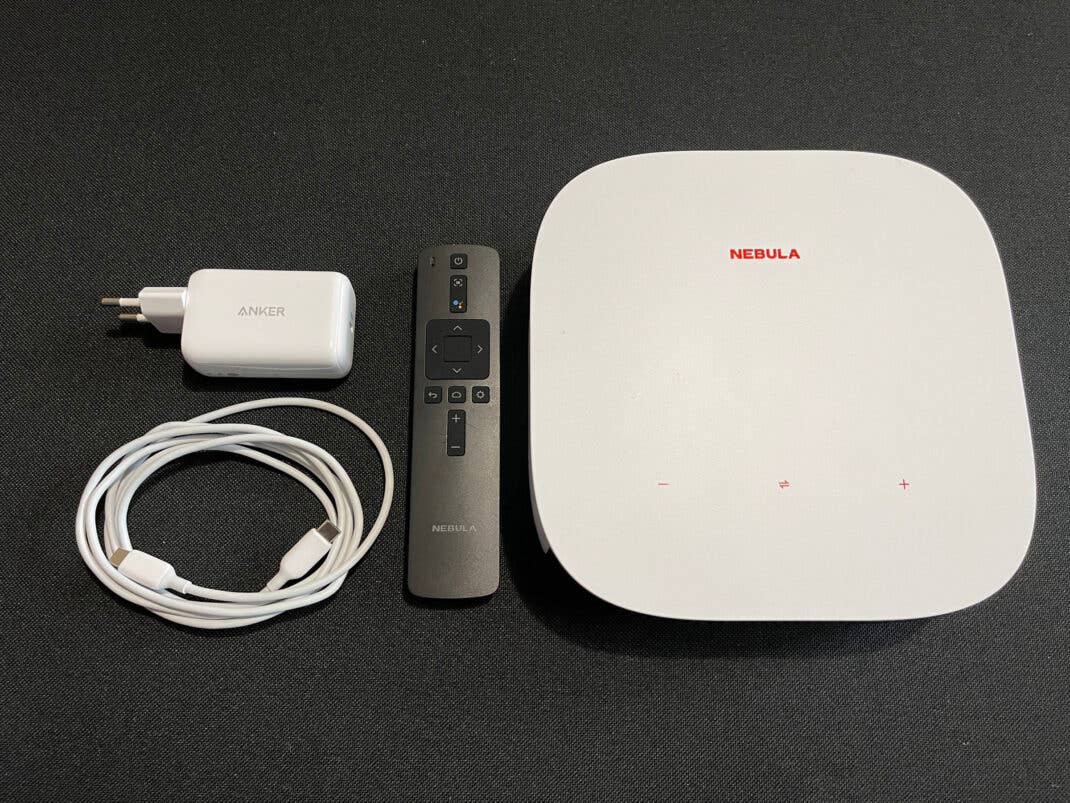 Nebula Solar mit Fernbedienung und Notebook-Ladekabel