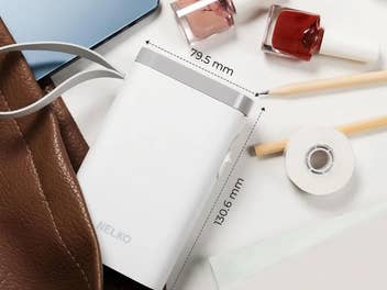 Nelko Etikettendrucker auf einem Tisch in einer Handtasche mit Maßen