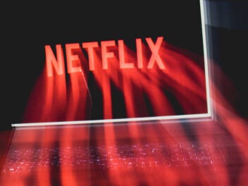 Netflix Logo auf Notebook-Display mit verlaufender Schrift.