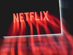 Netflix Logo auf Notebook-Display mit verlaufender Schrift.