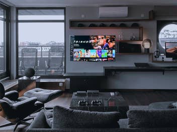 Netflix auf einem Fernseher in einem Wohnzimmer mit Ausblick.