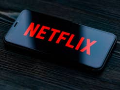 Netflix Logo auf einem Smartphone-Display.