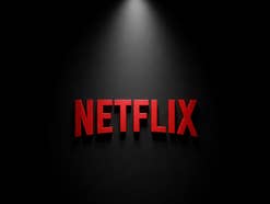 Netflix-Logo im Scheinwerferlicht.