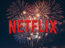 Netflix-Logo vor Feuerwerk.