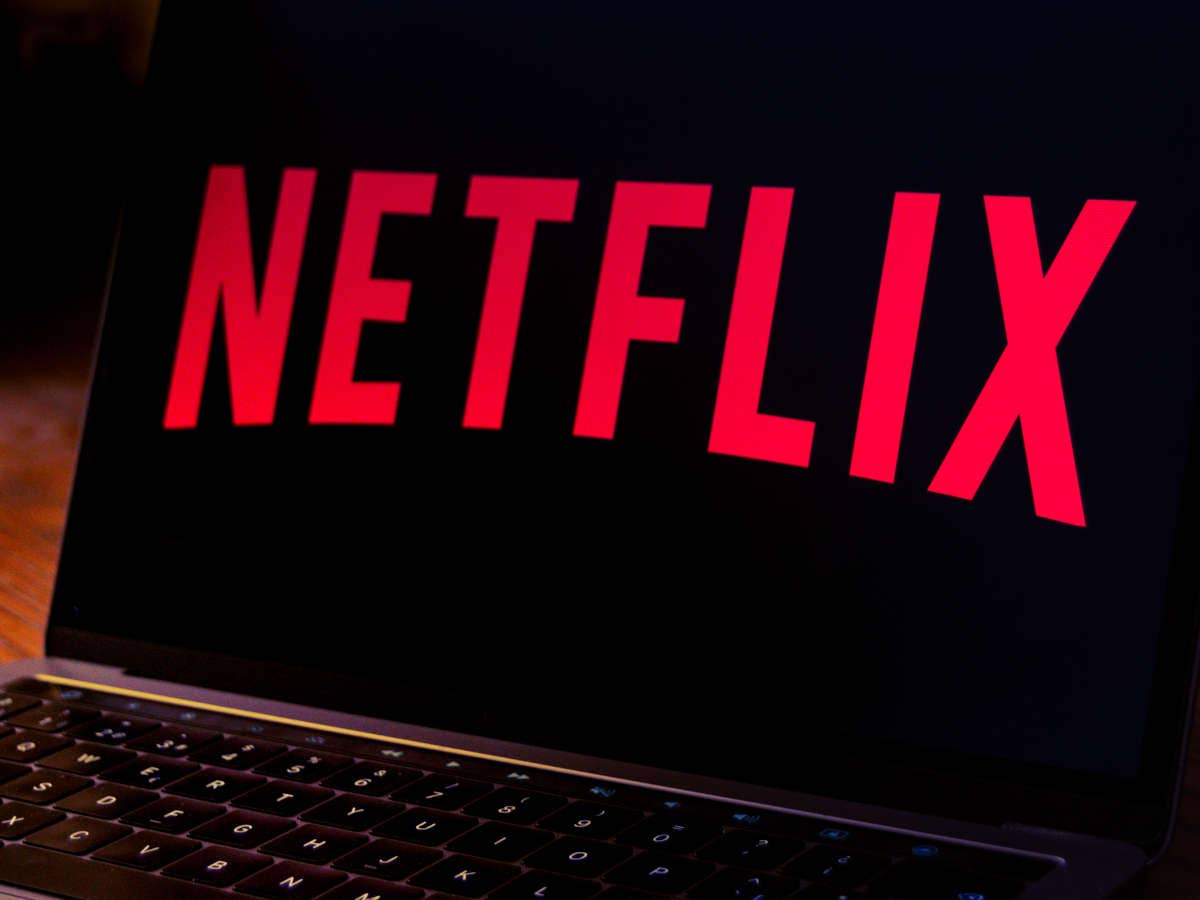 Netflix-Logo auf einem Notebook vor dunklem Hintergrund.