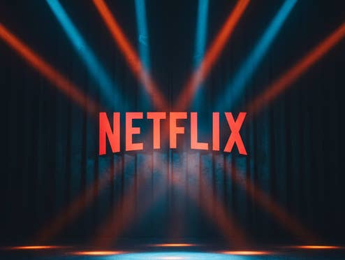 Netflix entzaubert Oktober-Frust: Krachende Neuheiten kommen! Netflix Logo im Licht von Scheinwerfern.