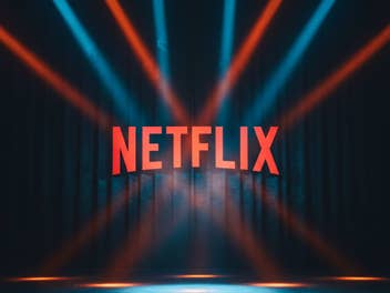 Netflix Logo im Licht von Scheinwerfern.