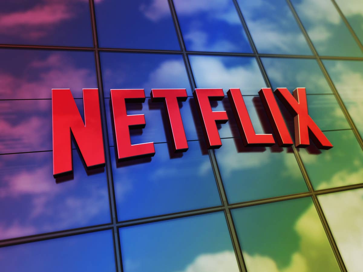 Netflix-Logo an einer Glasfassade.