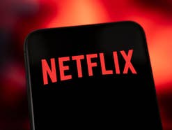 Netflix-Logo auf einem Smartphone-Display.