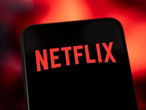 Netflix: Film- und Serien-Neustarts im Mai 2026 Netflix-Logo auf einem Smartphone-Display.