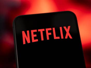 Netflix-Logo auf einem Smartphone-Display.