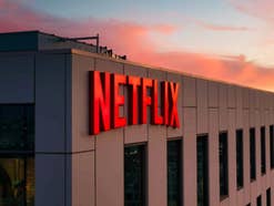 Netflix Logo auf einem Geäude