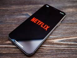 Netflix-Logo auf einem Smartphone-Display.
