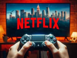 netflix-gaming-header Das Netflix Logo auf einem Bildschirm mit einem Controller.