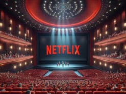 Netflix-Logo auf einer Kinoleinwand.