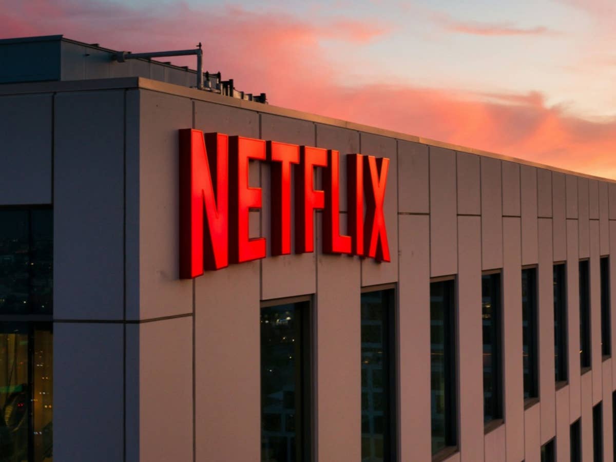 Netflix trotz Preiserhöhung günstiger Netflix-Logo an einem Gebäude bei Sonnenaufgang