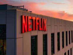 Netflix-Logo an einem Gebäude bei Sonnenaufgang